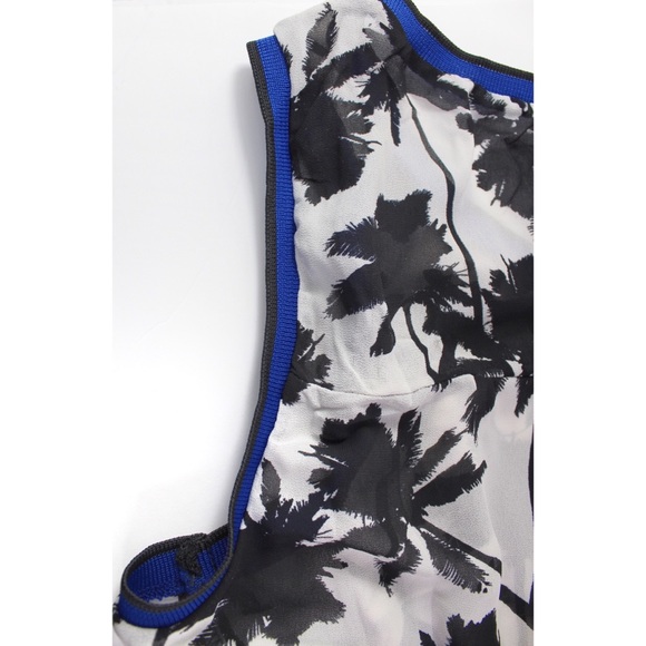 Torrid NWT Georgette Tropical Palm Tree Print Sleeveless Top size 2 - Picture 2 of 5